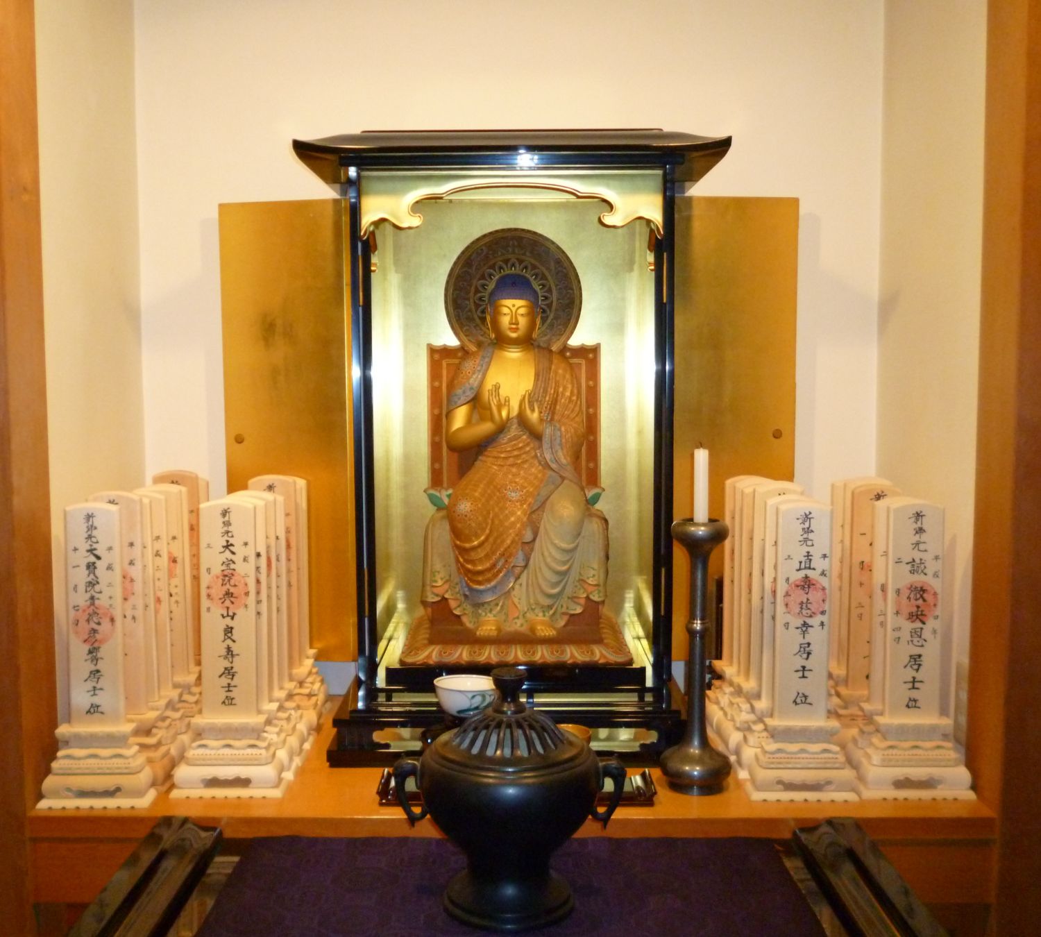 釈迦如来坐像
木造金箔・昭和56年　松本昇 作